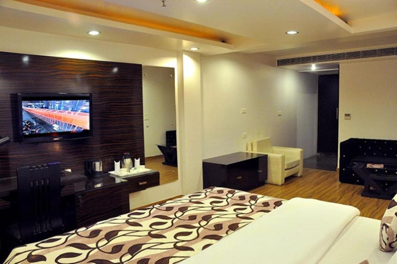 Hotel Elegance New Delhi Exterior photo