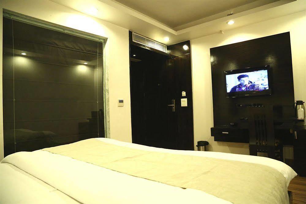 Hotel Elegance New Delhi Exterior photo