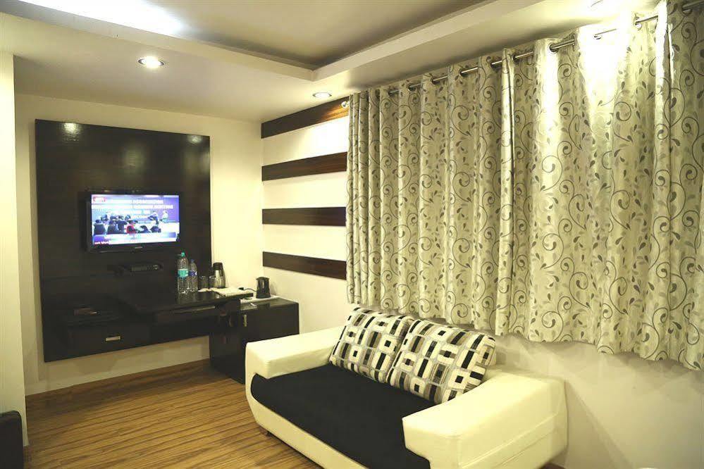 Hotel Elegance New Delhi Exterior photo