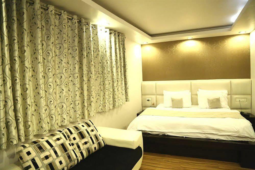 Hotel Elegance New Delhi Exterior photo